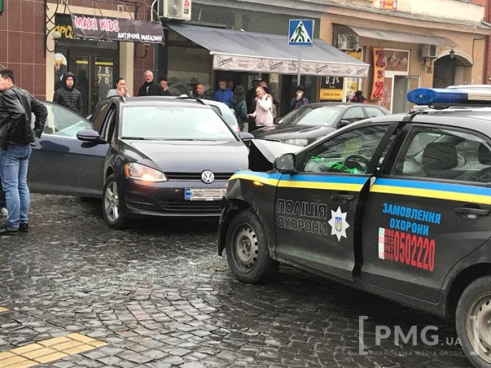 У центральній частині Мукачева авто поліції охорони зіткнулось з іномаркою – 01
