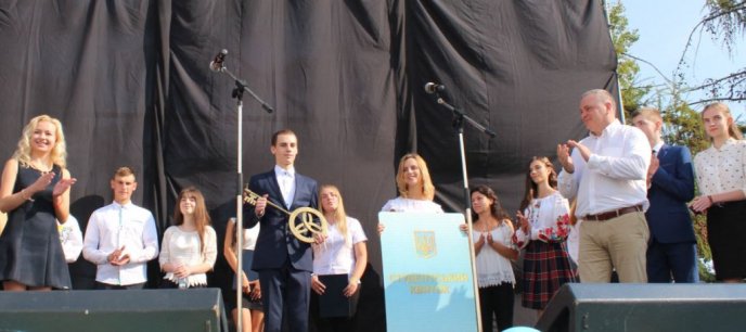 День знань в УжНУ: з’явилися фото з святкування – 02