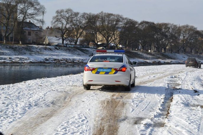Патрульні поліцейські занурились у холодний Уж – 03