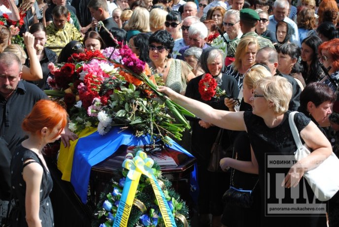 Сльози, квіти та слова подяки – у Мукачеві прощаються із загиблим Вільгельмом Штольцельом (ФОТО) – 07