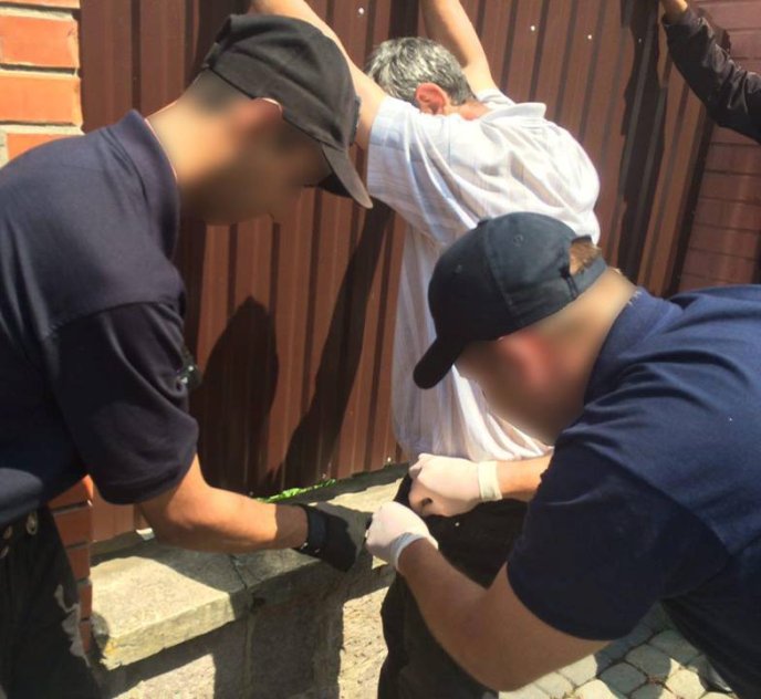 У Мукачеві патрульні виявили у мокрих кишенях затриманого наркотики – 02