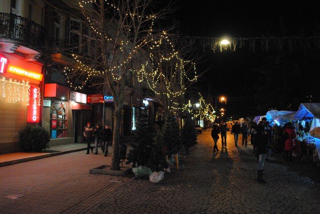 Мукачево готове до зустрічі Нового року: є все, окрім снігу (ФОТОРЕПОРТАЖ) – 06