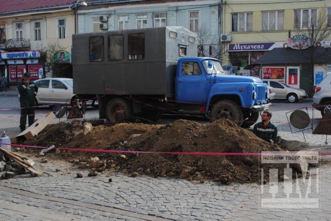 У центрі Мукачеві відновлюють пошкоджений кабель (ФОТО) – 02