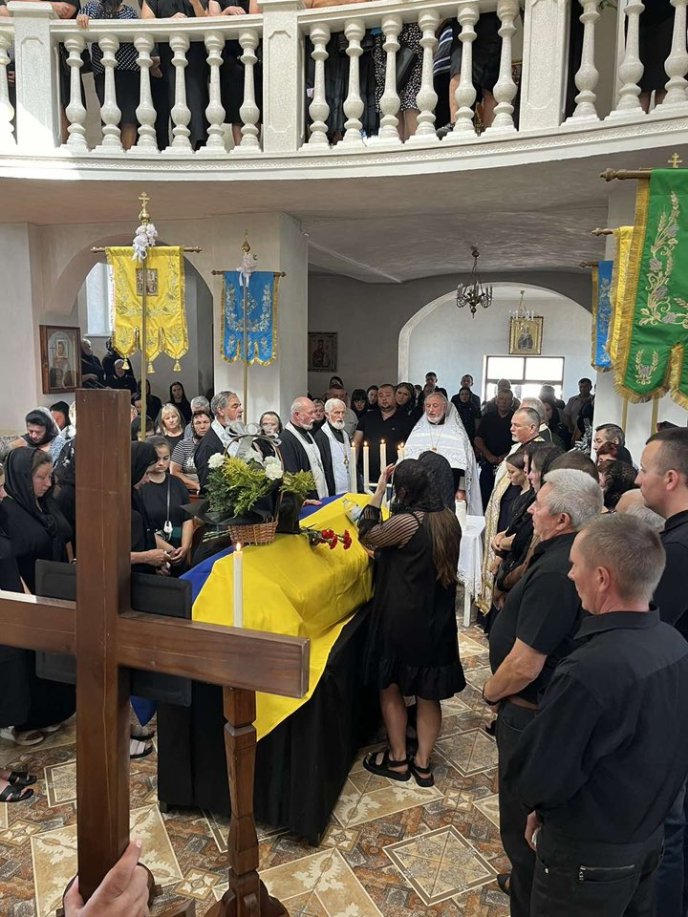 У селі на Мукачівщині поховали молодого захисника, який загинув на війні – 02 У селі на Мукачівщині поховали молодого захисника, який загинув на війні – 02