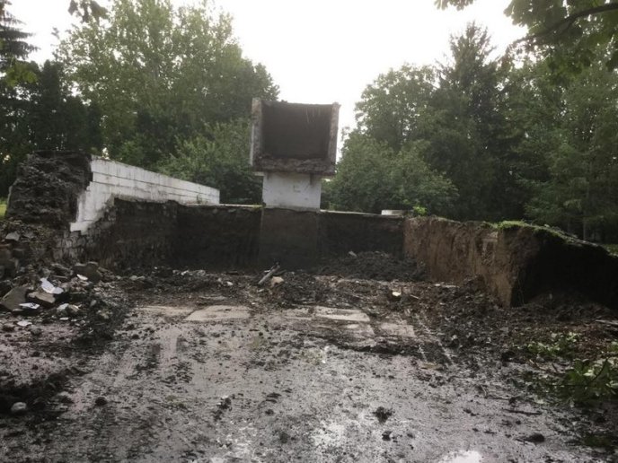 Меморіал у парку "Перемога" в Мукачеві почали знищувати на очах – 07