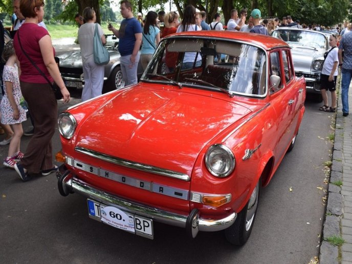 80 ретроавтомобілів і мотоциклів їздили вулицями Ужгорода – 14 80 ретроавтомобілів і мотоциклів їздили вулицями Ужгорода – 14