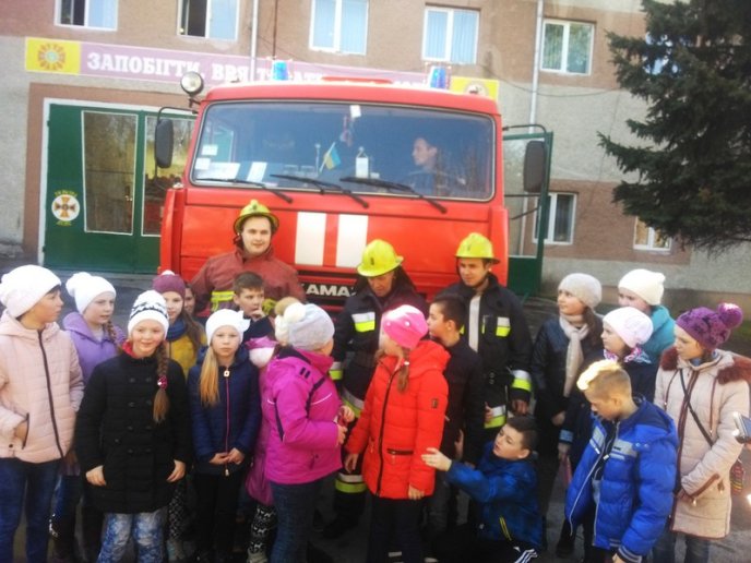 У Тячеві школярі знайомилися з роботою рятувальників  – 03