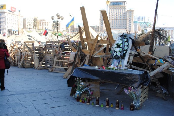 Один день з життя Майдану: на що перетворилась центральна площа України за місяць після революції (ФОТОРЕПОРТАЖ) – 01