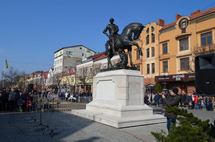 У Мукачеві урочисто відкрили пам’ятник Святому Мартину – 10