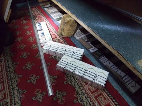 У поїзді "Київ-Ужгород-Братислава" провідниця вагону намагалась провезти 800 пачок сигарет – 02