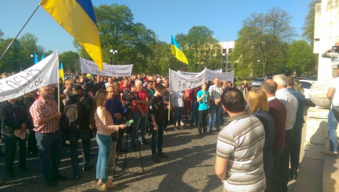 Під стінами Закарпатської ОДА зібрався мітинг. Люди викрикують звернення до Геннадія Москаля – 02