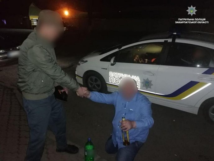Справляв потребу та лаявся: патрульні розповіли про водія, якого зупинили у Мукачеві – 01
