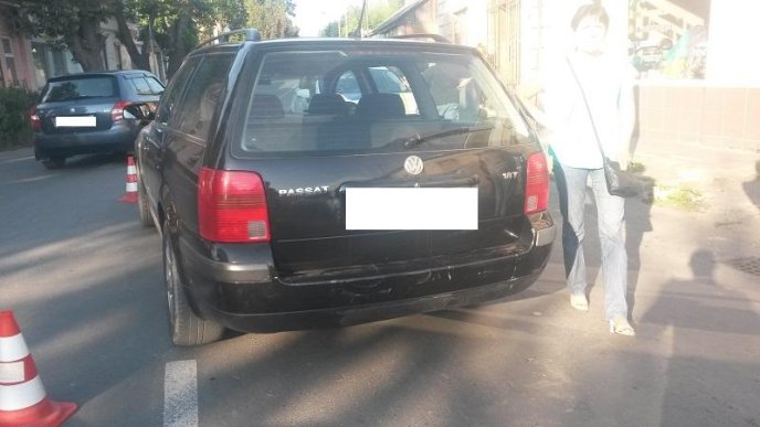 Потрійна ДТП в Ужгороді: зіткнулись "Volkswagen", "Mercedes" і "Renault" – 06