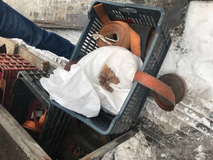 Угорець намагався вивезти з України понад 6 кг бурштину – 01