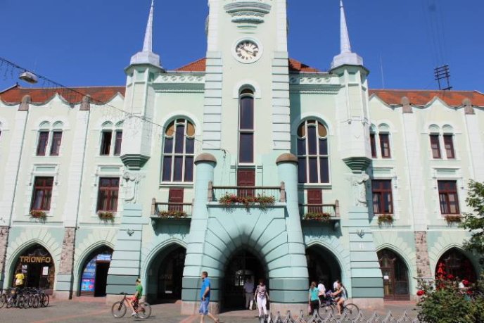 Мукачівську ратушу прикрасили квітами – 05 Мукачівську ратушу прикрасили квітами – 05