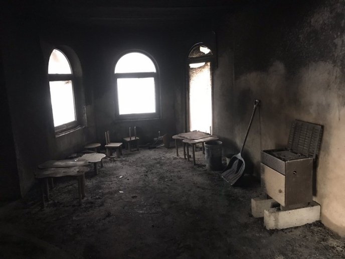 Чоловік отримав опіки, коли намагався загасити пожежу в будинку – 03