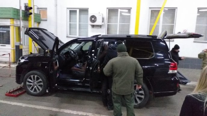 Майже на 6 годин заблокував смугу руху: подробиці скандалу на КПП «Тиса» – 03