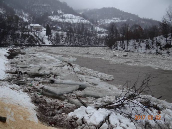 Нищівна негода: величезні брили льоду ламають на своєму шляху огорожі та містки – 07