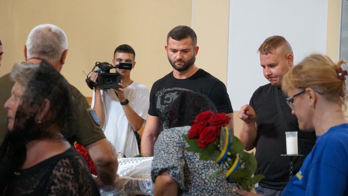 У Мукачеві попрощались із загиблим на війні Іваном Дербалем – 04 У Мукачеві попрощались із загиблим на війні Іваном Дербалем – 04