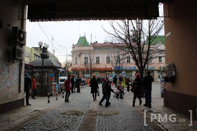 Латоричний двір Мукачева став повністю пішохідним – 01