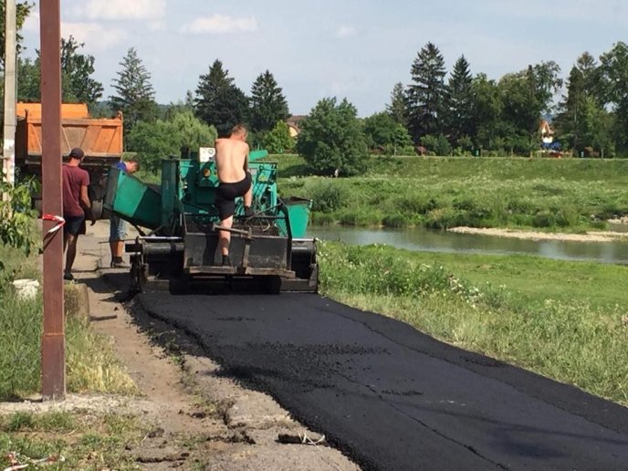 У Мукачеві асфальтують тротуар біля Латориці – 03