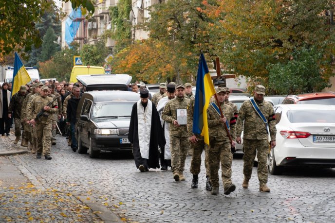 Залишилися дружина і син: в Ужгороді поховали Героя – 04