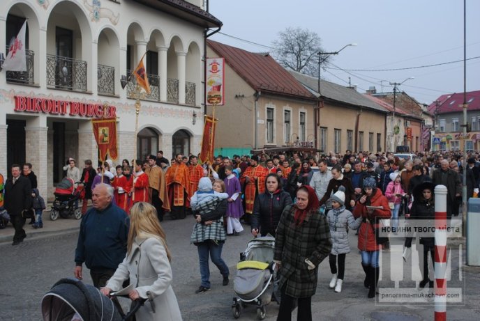 Під час Хресної Ходи мукачівці молились за мир в Україні (ФОТОРЕПОРТАЖ) – 15