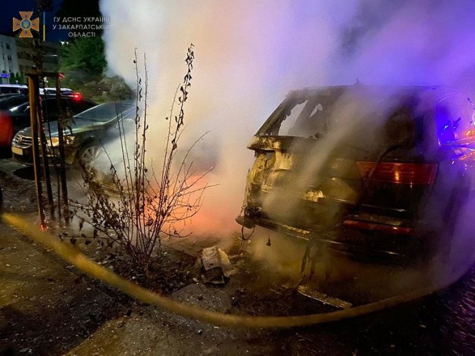 Рано-вранці в Ужгороді загорілось кілька машин – 04 Рано-вранці в Ужгороді загорілось кілька машин – 04
