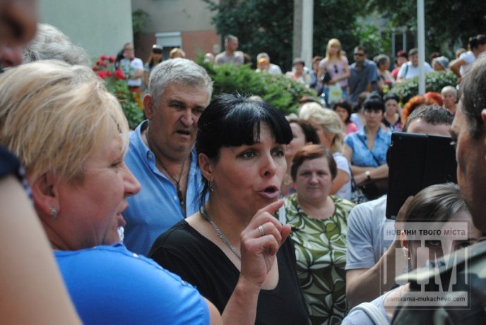 Сьогодні Мукачево мітингувало: сотні жінок перекрили дорогу та вимагали не забирати чоловіків у армію (ФОТО) – 22