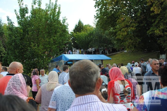Тисячі вірників прийшли помолитись до мукачівського Свято-Миколаївського жіночого монастиря (ФОТО) – 08 Тисячі вірників прийшли помолитись до мукачівського Свято-Миколаївського жіночого монастиря (ФОТО) – 08