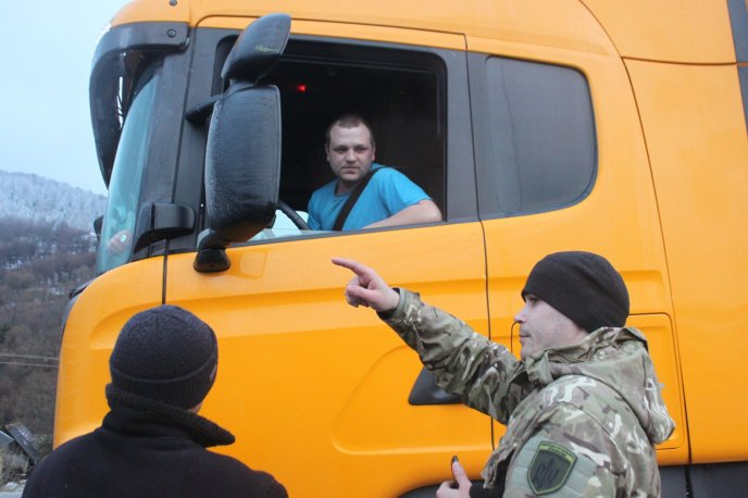 Закарпатські активісти продовжують блокаду російських вантажівок – 02