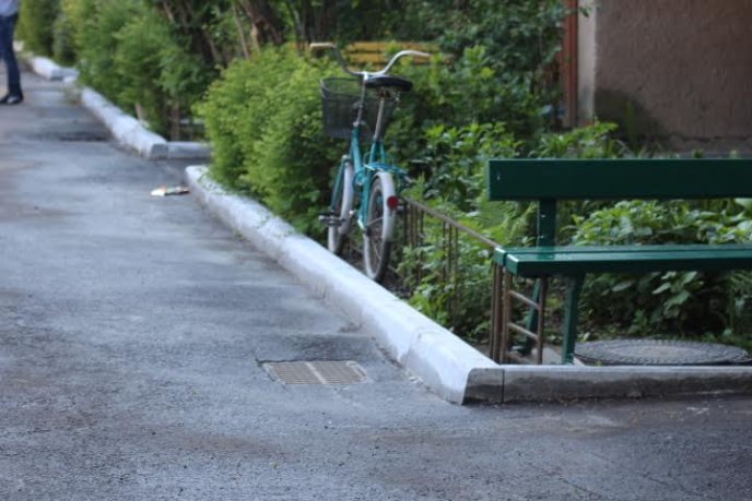 В Мукачеві показали внутрішньоквартальний проїзд, відремонтований за півмільйона гривень – 06