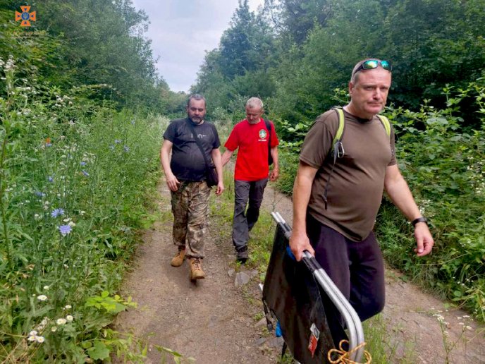 Рятувальники показали фото, як йшли на допомогу зниклому грибникові – 01