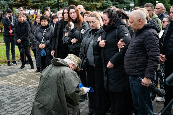 Залишилися дружина та дві доньки: в області поховали Героя – 06