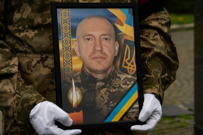 Закарпатці сьогодні попрощалися із 45-річним Героєм – 01