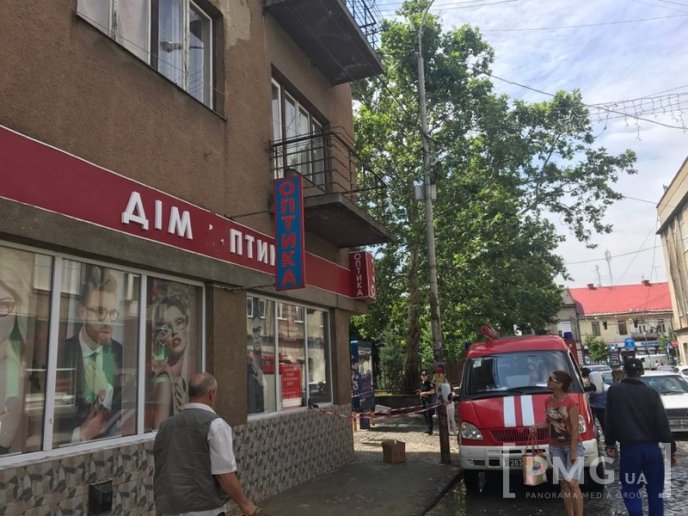 У Мукачеві на голови людей падала штукатурка – 01
