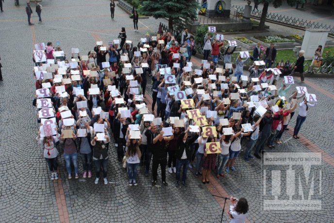 Молодь Мукачева влаштувала флешмоб "Місто читає" (ФОТО) – 08