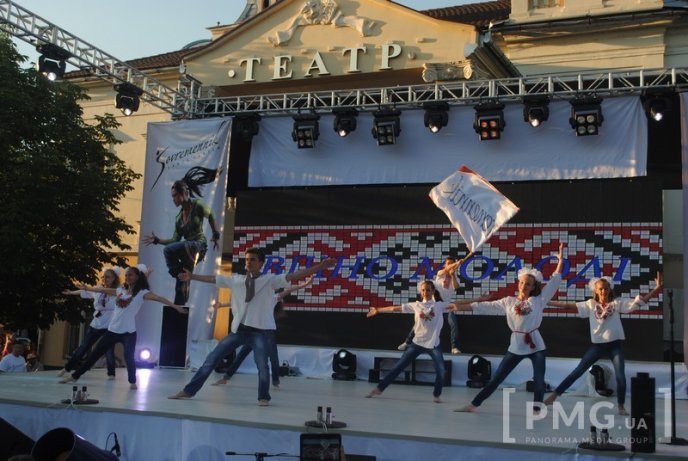 У Мукачеві шоу-балет "Сучасник" відзначив свій 30-річний ювілей святковим концертом – 13