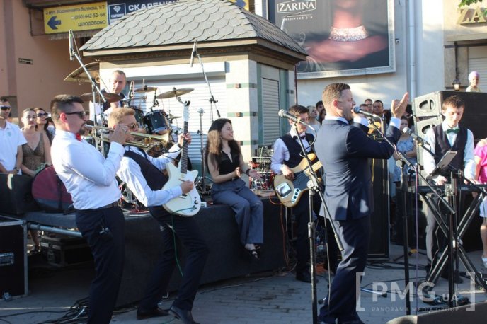 Мукачівські випускники станцювали прощальний вальс у центрі міста – 05