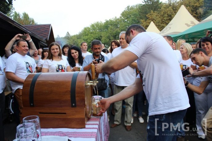 У Мукачеві фестиваль "Варишське пиво" відкрили флешмобом – 04
