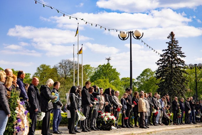Назавжди залишиться у серцях: сьогодні закарпатці прощалися з 36-річним Героєм – 01 Назавжди залишиться у серцях: сьогодні закарпатці прощалися з 36-річним Героєм – 01
