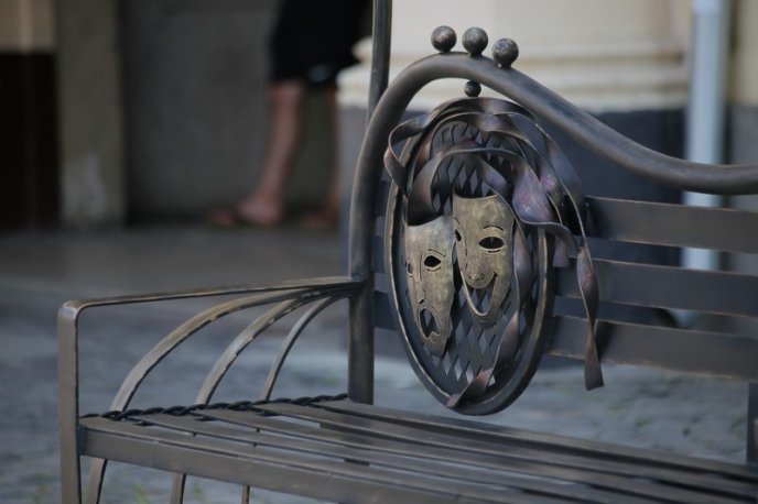 У центрі Мукачева встановлюють незвичну лавицю – 06