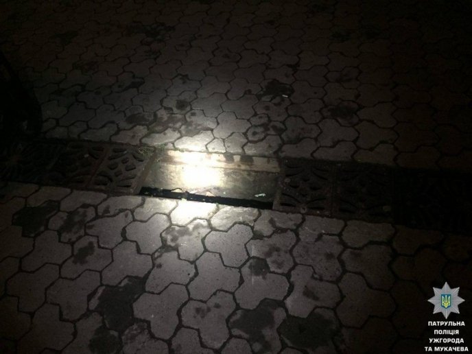 В Ужгороді продовжують красти каналізаційні люки – 03