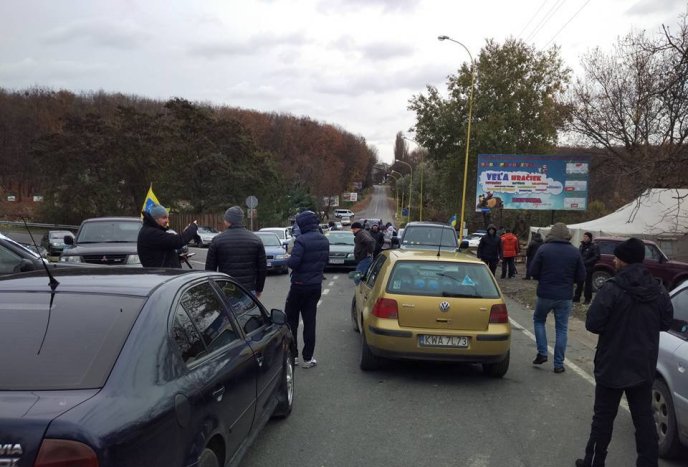 Автоактивісти "пожартували" щодо розблокування кордону: "пересічники" встановили намет – 03