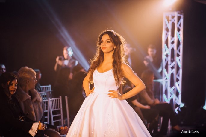 Мода заради життя: на Закарпатті відбувся ІІІ-й благодійний показ мод дизайнерки Роксолани Новак – 135