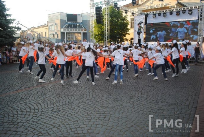 У Мукачеві шоу-балет "Сучасник" відзначив свій 30-річний ювілей святковим концертом – 07