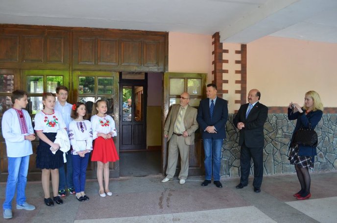 Мукачівська ЗОШ №6 отримала підручники з Чехії – 02