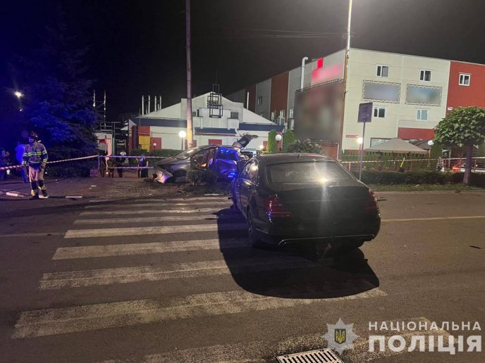 Водій застряг у авто: в Ужгороді сталася страшна автотроща – 02 Водій застряг у авто: в Ужгороді сталася страшна автотроща – 02