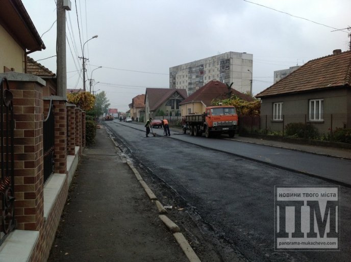 Покращення по-мукачівськи: у місті асфальтують вулицю Данила Галицького (ФОТО) – 07