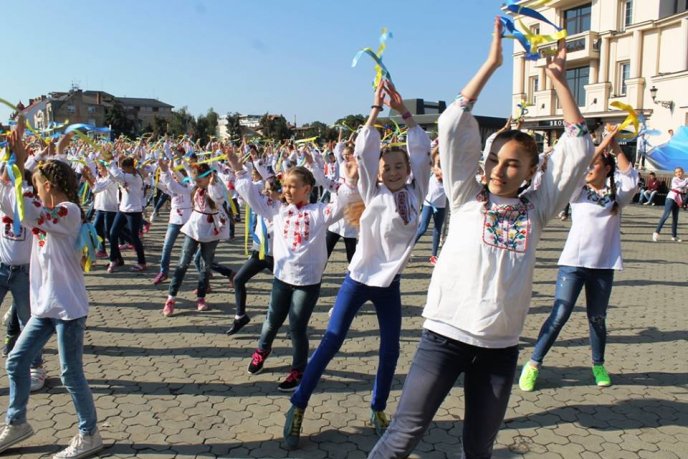 В рамках Дня міста Ужгород відбувся масштабний танцювальний флешмоб – 12